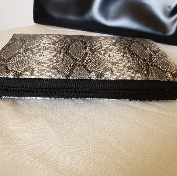 1 DAY SALE 🎉 | LARGE WALLET | Python Skin Clutch - Picture 6 of 16